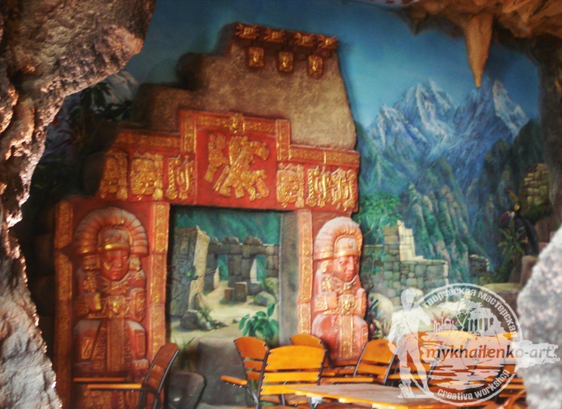 Фрагмент настенной росписи с барельефами